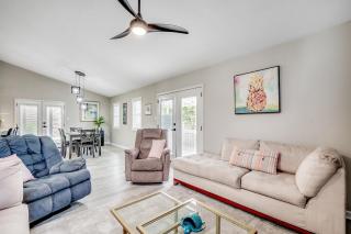 Modern Updated Elite 3BR Beach Home! Close to Golf Course & Beach! - 4