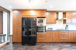 Karazo LTD - Luxurious contractor and family friendly 4 bedroom in Croydon with Parking - 1