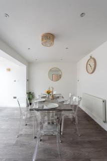 Luxurious 4 bedroom in Croydon with Parking - 3