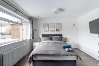 Luxurious 4 bedroom in Croydon with Parking - 8