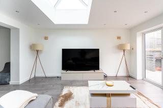 Luxurious 4 bedroom in Croydon with Parking - 4