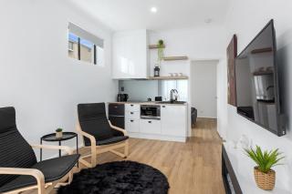 Charming 1-Bed Coastal Escape at Links Lady Bay - 6