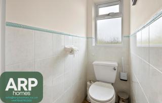 Stylish 3 Bed House l Free Driveway Parking - 6