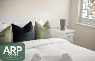 Stylish 3 Bed House l Free Driveway Parking - 8