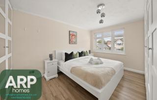 Stylish 3 Bed House l Free Driveway Parking - 4