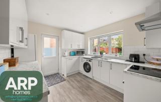 Stylish 3 Bed House l Free Driveway Parking - 3
