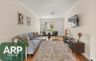 Stylish 3 Bed House l Free Driveway Parking - 0