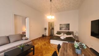 Stylish Multi Apt Perfect for Group Stays - 0