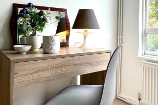 1 Bed - Sleeps 4 - Parking - 15 mins Gatwick - 8