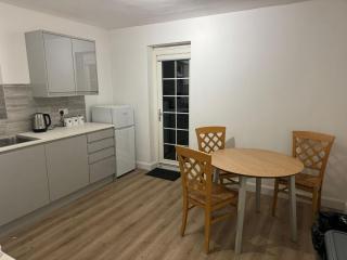 Riverside Retreat in Staines-upon-Thames - 4