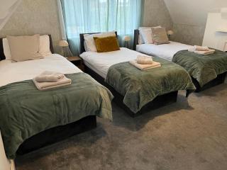 Spacious 7-Bedroom Victorian House - 2