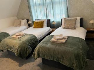 Spacious 7-Bedroom Victorian House - 1