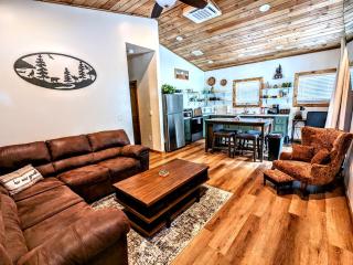 Relax & Recharge in Cozy Pinetop 2BR Retreat - 8