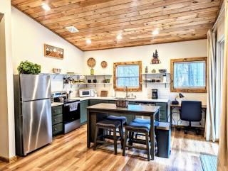 Relax & Recharge in Cozy Pinetop 2BR Retreat - 7