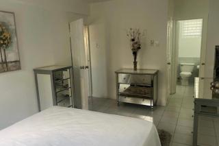 1 Bed Apartment Sleeps 4 with Free Parking - 9