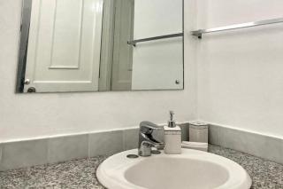 1 Bed Apartment Sleeps 4 with Free Parking - 2