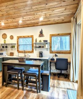 Relax & Recharge in Cozy Pinetop 2BR Retreat - 6
