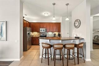 Lakeview Corner Penthouse 404 - 1