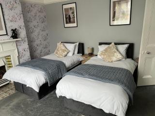 Spacious 7-Bedroom Victorian House - 7