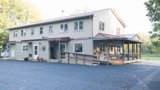 Spacious Bass Creek Apartment B near Peace Trail - 0