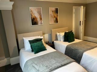 Spacious 7-Bedroom Victorian House - 8