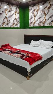 Krishan kripa dham near banke bihari g temple 400 mtr - 1