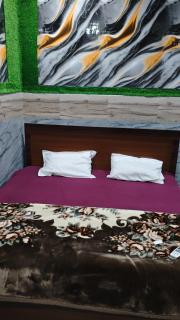 Krishan kripa dham near banke bihari g temple 400 mtr - 0