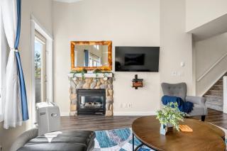 Sleeps 8 Loft with Pool Hot Tub Near Banff - 3