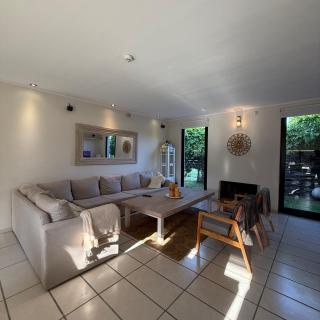 Sumergite en una gran piscina o jacuzzi - 1