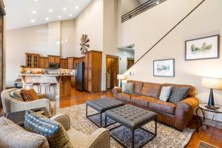 Penthouse 7 on Taneycomo - Chic Waterfront Condo - 2