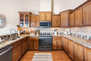 Penthouse 7 on Taneycomo - Chic Waterfront Condo - 4