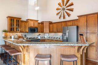 Penthouse 7 on Taneycomo - Chic Waterfront Condo - 1