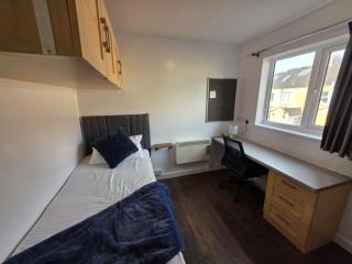 Room in Newly Refurbished House - 8