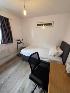 Room in Newly Refurbished House - 7