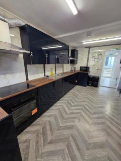 Room in Newly Refurbished House - 6