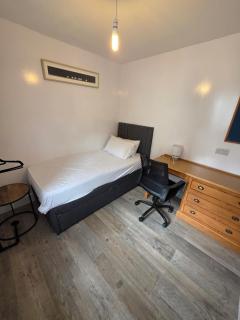 Room in Newly Refurbished House - 5