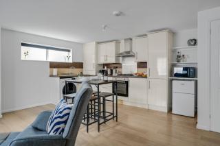 Bright 1-Bed Flat, Near Station, Fast Wi-Fi - 5