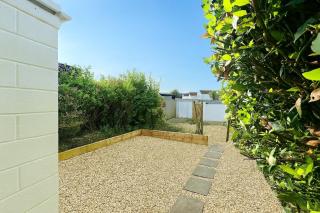 2 Beds, Entire Home, Spacious Bedrooms, Garden - 9