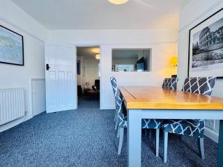 2 Beds, Entire Home, Spacious Bedrooms, Garden - 7