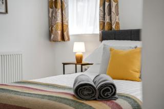 Bright 1-Bed Flat, Near Station, Fast Wi-Fi - 1