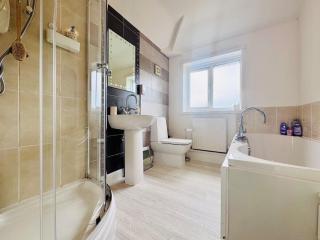 2 Beds, Entire Home, Spacious Bedrooms, Garden - 6