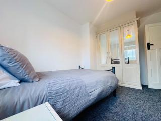 2 Beds, Entire Home, Spacious Bedrooms, Garden - 5