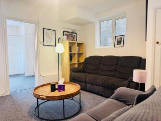 2 Beds, Entire Home, Spacious Bedrooms, Garden - 4