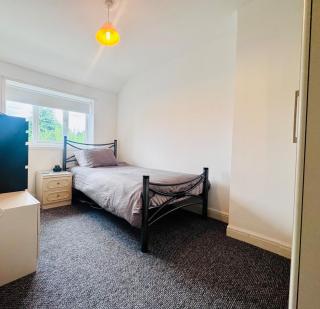 2 Beds, Entire Home, Spacious Bedrooms, Garden - 3