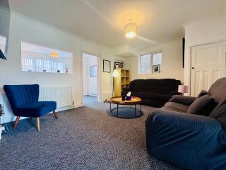 2 Beds, Entire Home, Spacious Bedrooms, Garden - 2