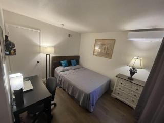 Pomona Cozy Queen Bedroom - 1