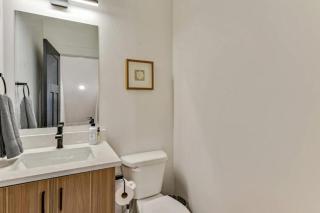 3 Mins to DT Lux Townhome 2 Car Garage King Bed - 8