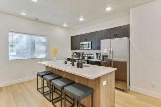 3 Mins to DT Lux Townhome 2 Car Garage King Bed - 7