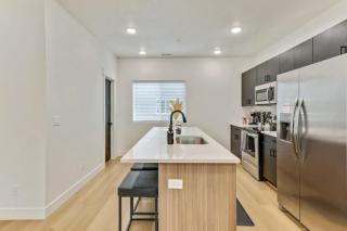 3 Mins to DT Lux Townhome 2 Car Garage King Bed - 5