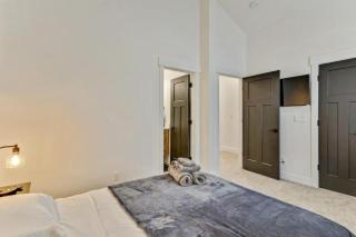 3 Mins to DT Lux Townhome 2 Car Garage King Bed - 4